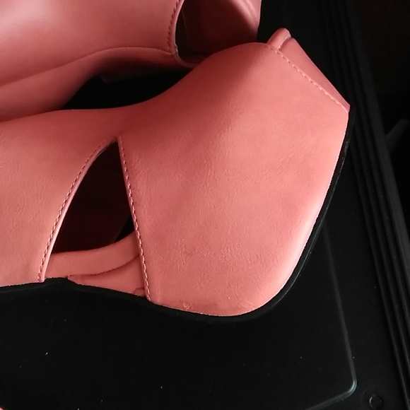 Women Shoes - Picture 8 of 9